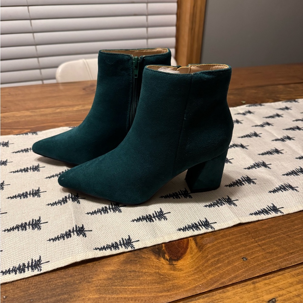 New women’s green suede boots! Super cute!
